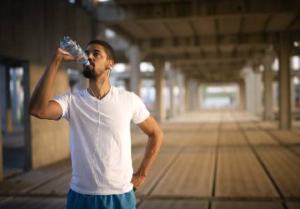 4 TOP REASONS TO STOP DRINKING BOTTLED WATER